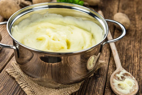 Puré de patatas sobre fondo rústico de madera — Foto de Stock