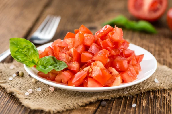 Tomaten op een vintage houten tafel — Stockfoto