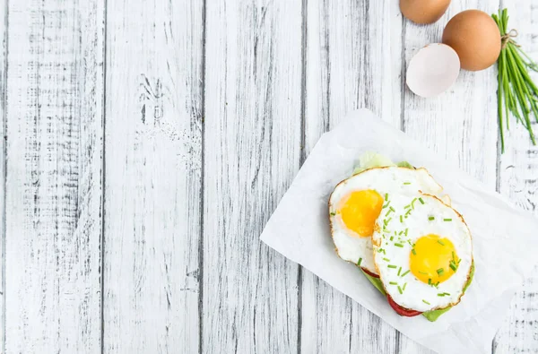 Kızarmış yumurtalı sandviç — Stok fotoğraf
