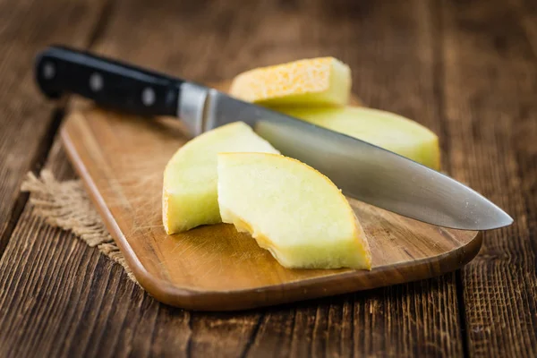 Honeydew meloen op een oud houten tafel — Stockfoto