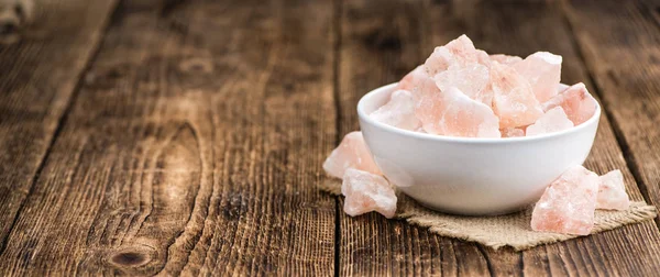 Houten tafel met een deel van de roze zout — Stockfoto