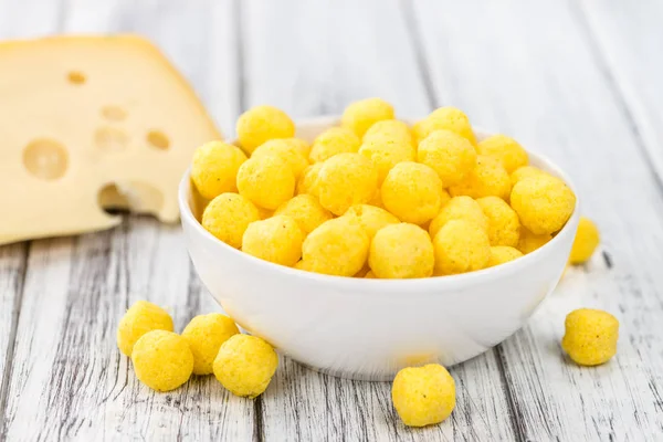 Bolas de queijo na mesa — Fotografia de Stock