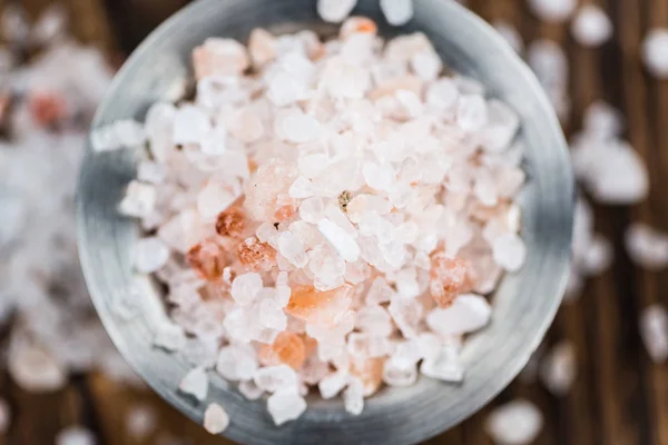 Гималайская соль на столе — стоковое фото