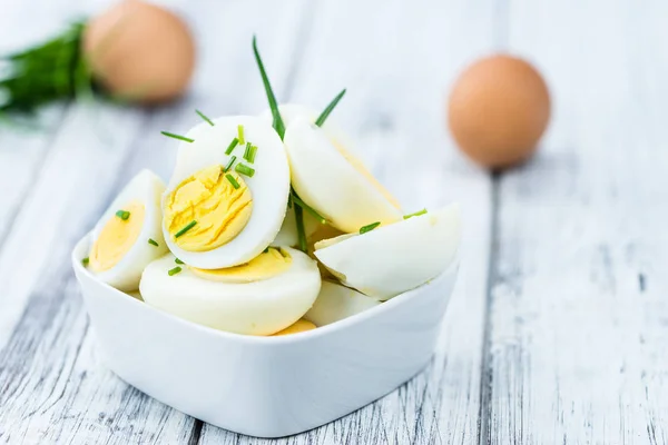 Porción de huevos cortados a la mitad — Foto de Stock