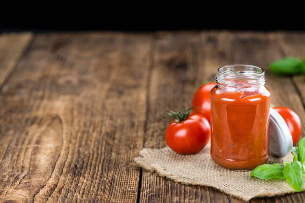 Tomatketchup på ett gammalt träbord — Stockfoto