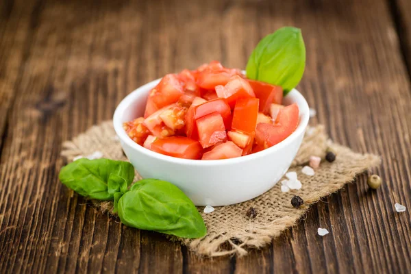 Tomatenwürfel auf Vintage-Hintergrund — Stockfoto