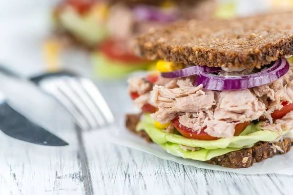 Сэндвичи с тунцом на цельнозерновом хлебе — стоковое фото