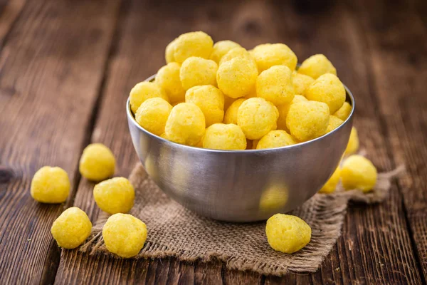 Bolas de queijo em uma velha mesa de madeira — Fotografia de Stock