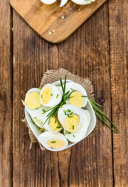 Dřevěný stůl s rozpůlené vejce — Stock fotografie