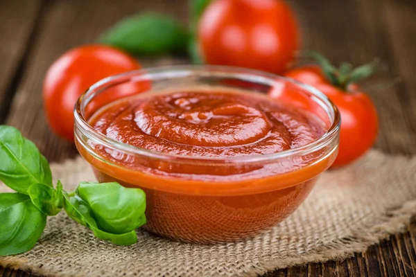 Eski bir ahşap masa domates ketçap — Stok fotoğraf