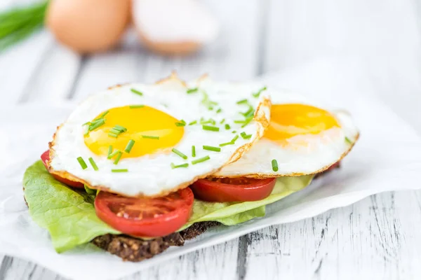 Gebakken eieren op een broodje — Stockfoto