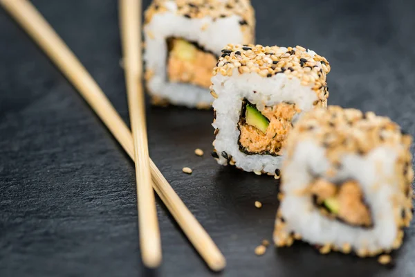 Laje de ardósia com algum Sushi — Fotografia de Stock