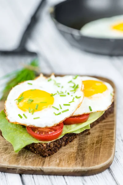 Gebakken eieren op een broodje — Stockfoto