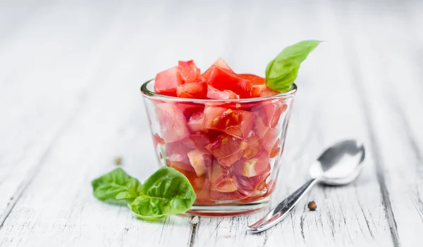 Tomaten op een vintage houten tafel — Stockfoto