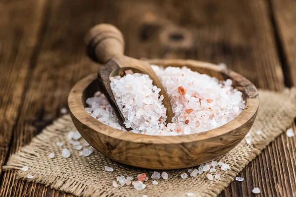 Mesa de madeira com sal rosa — Fotografia de Stock