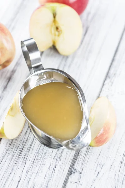 Mesa de madera con salsa de manzanas — Foto de Stock