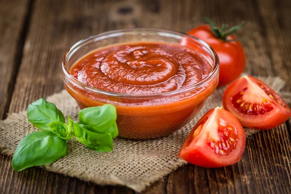 新鮮な部分を作ったトマト ケチャップ — ストック写真