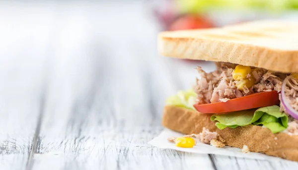 Houten tafel met een Sandwich met tonijn — Stockfoto