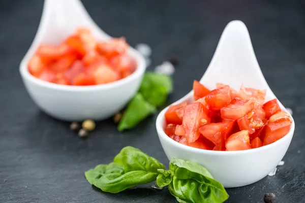 Blokjes tomaten op een vintage achtergrond — Stockfoto