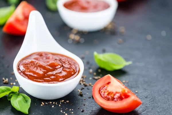 Un poco de Ketchup en una losa de pizarra —  Fotos de Stock