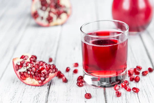 Succo di melograno sul tavolo — Foto Stock