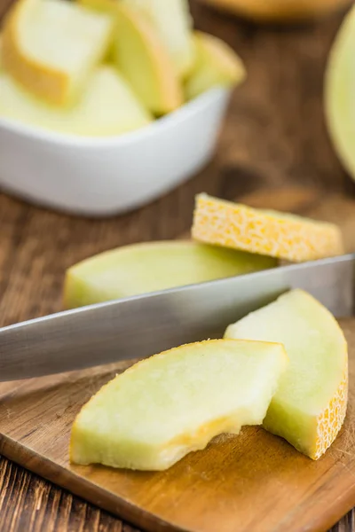 Melone melata su un vecchio tavolo di legno — Foto Stock