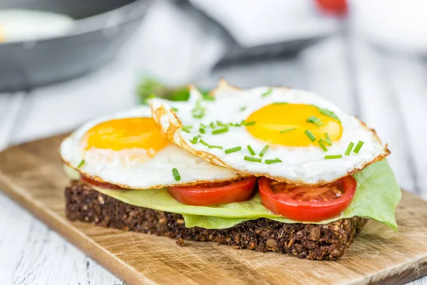 Sandwich de huevo frito recién hecho —  Fotos de Stock