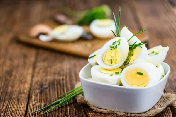 Halbierte Eier auf hölzernem Hintergrund — Stockfoto