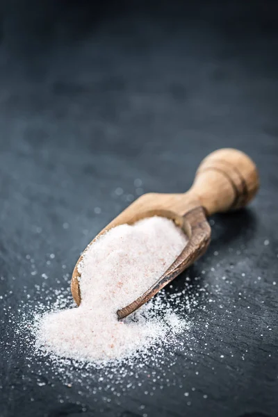 Розовая соль на винтажном фоне — стоковое фото