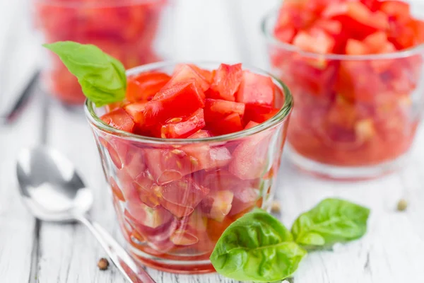 Tomaten auf einem alten Holztisch — Stockfoto