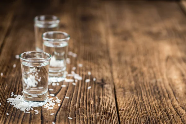 Sake japonés sobre fondo de madera — Foto de Stock