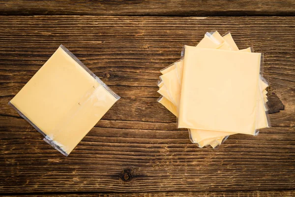 Vintage bir arka plan üzerine peyniri dilimlenmiş — Stok fotoğraf