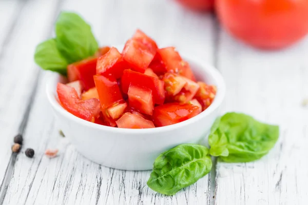 Gesneden tomaten op een oud houten tafel — Stockfoto