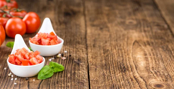 Tomaten auf einem alten Holztisch — Stockfoto