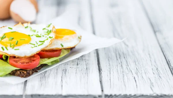 Taze yapılmış kızarmış yumurtalı sandviç — Stok fotoğraf