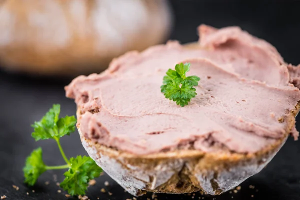 Liverwurst sanduíche em um fundo vintage — Fotografia de Stock