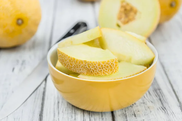 Honingdauw meloenen op een oud houten tafel — Stockfoto