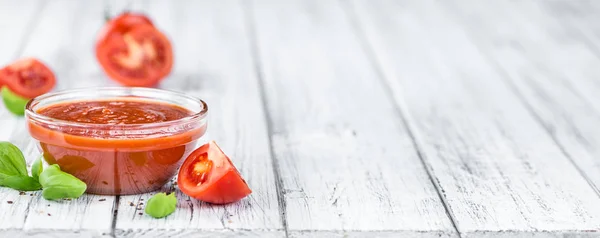 Ketchup di pomodoro su un vecchio tavolo di legno — Foto Stock