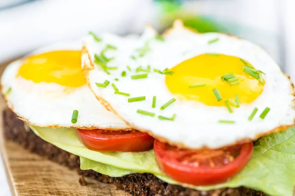 Сэндвич с жареными яйцами — стоковое фото