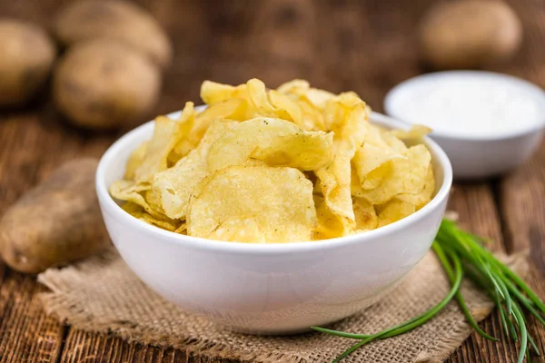 Batatas fritas no fundo de madeira — Fotografia de Stock