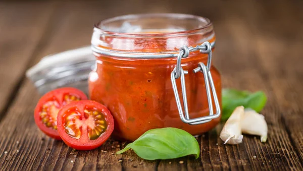 Molho de tomate na mesa — Fotografia de Stock