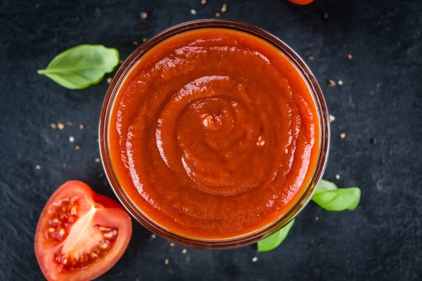 Etwas Ketchup auf einer Schieferplatte — Stockfoto