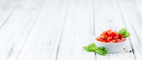 Geschnittene Tomaten auf einem alten Holztisch — Stockfoto