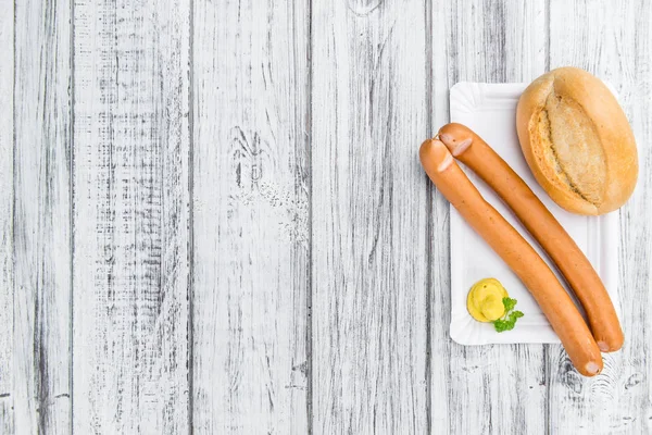Wiener λουκάνικα στο τραπέζι — Φωτογραφία Αρχείου