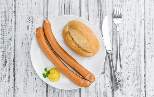 Mesa de madeira com salsichas Wiener — Fotografia de Stock