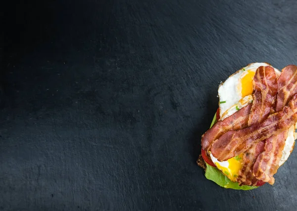 Sandwich de tocino y huevo recién hecho —  Fotos de Stock