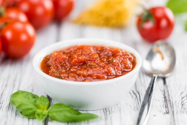 Molho de macarrão na mesa — Fotografia de Stock