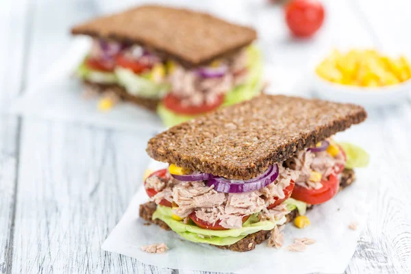 Сэндвичи с тунцом на столе — стоковое фото
