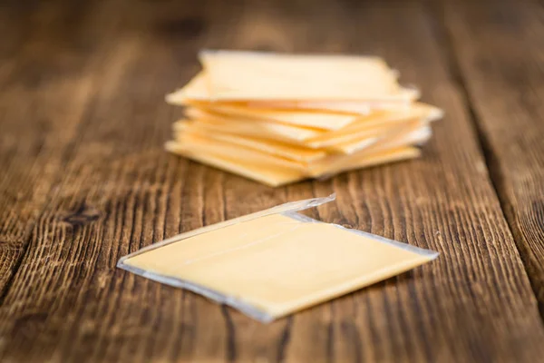 테이블에 치즈를 슬라이스 — 스톡 사진