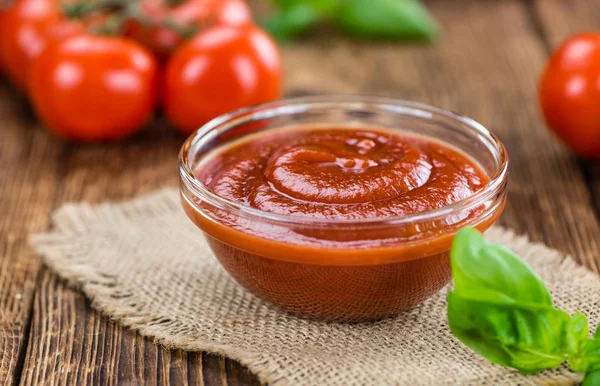 Ketchup di pomodoro su un vecchio tavolo di legno — Foto Stock